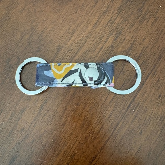 *SALE* VERA BRADLEY Quilted Bag & KEY TAG, 6 interior pockets. Holds a lot - Picture 2 of 9